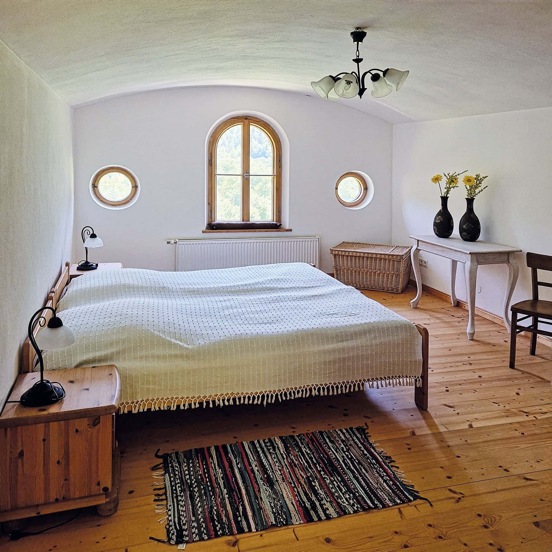Einfamilienhaus kaufen in Schneizlreuth — liebevoll eingerichtetes Schlafzimmer mit Rundbogenfenster