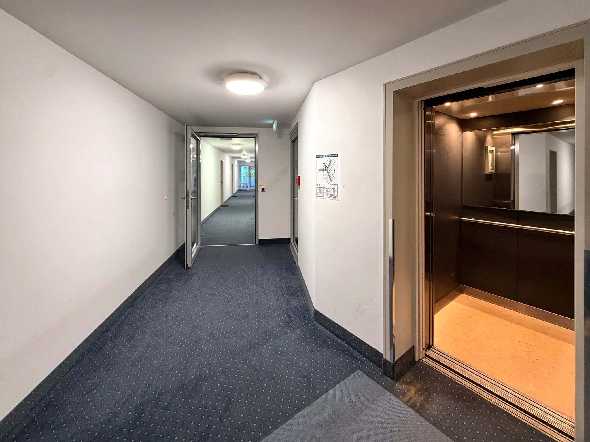 Etage kaufen in Bad Reichenhall — Hausflur mit Aufzug