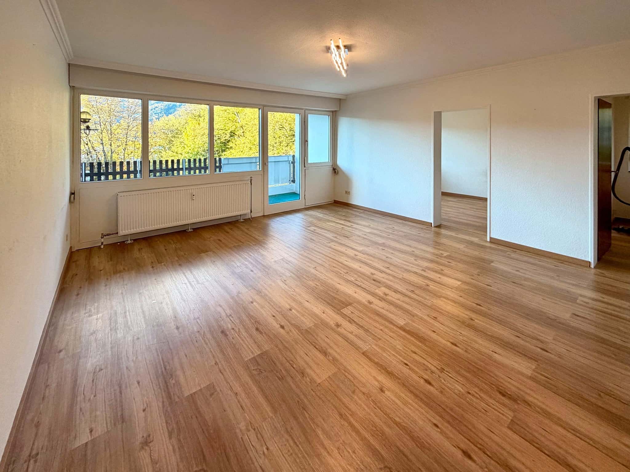Etage kaufen in Bad Reichenhall — Wohnzimmer mit Balkonzugang