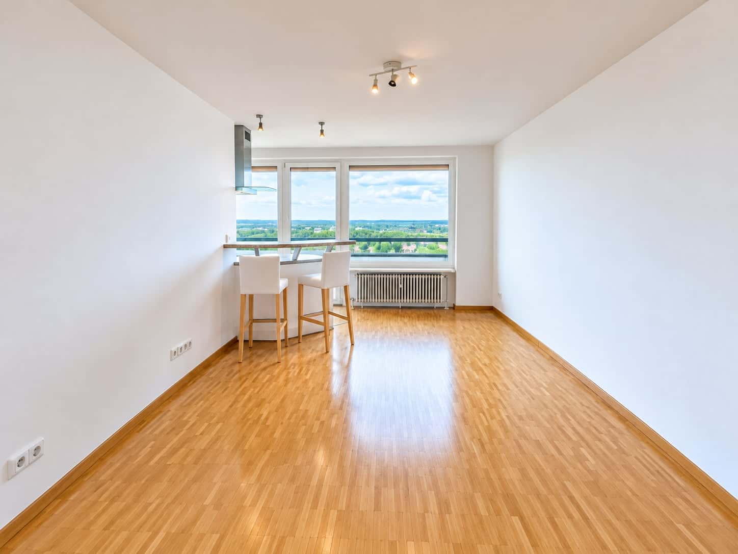 Etage kaufen in München — Wohn & Schlafbereich (KI bearbeitet)