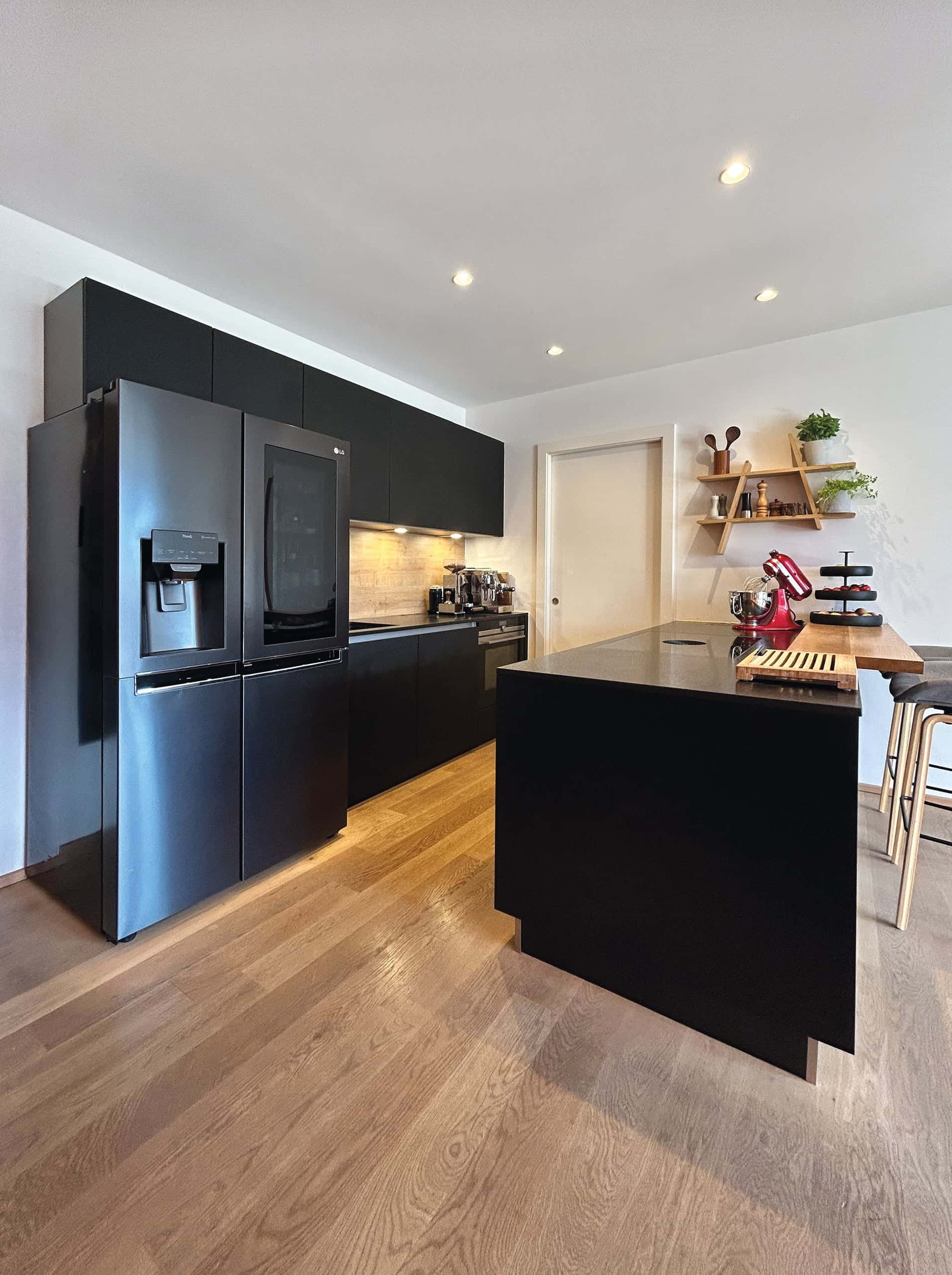 Etage kaufen in Zell am See — moderne Einbauküche mit hochwertigen Geräten