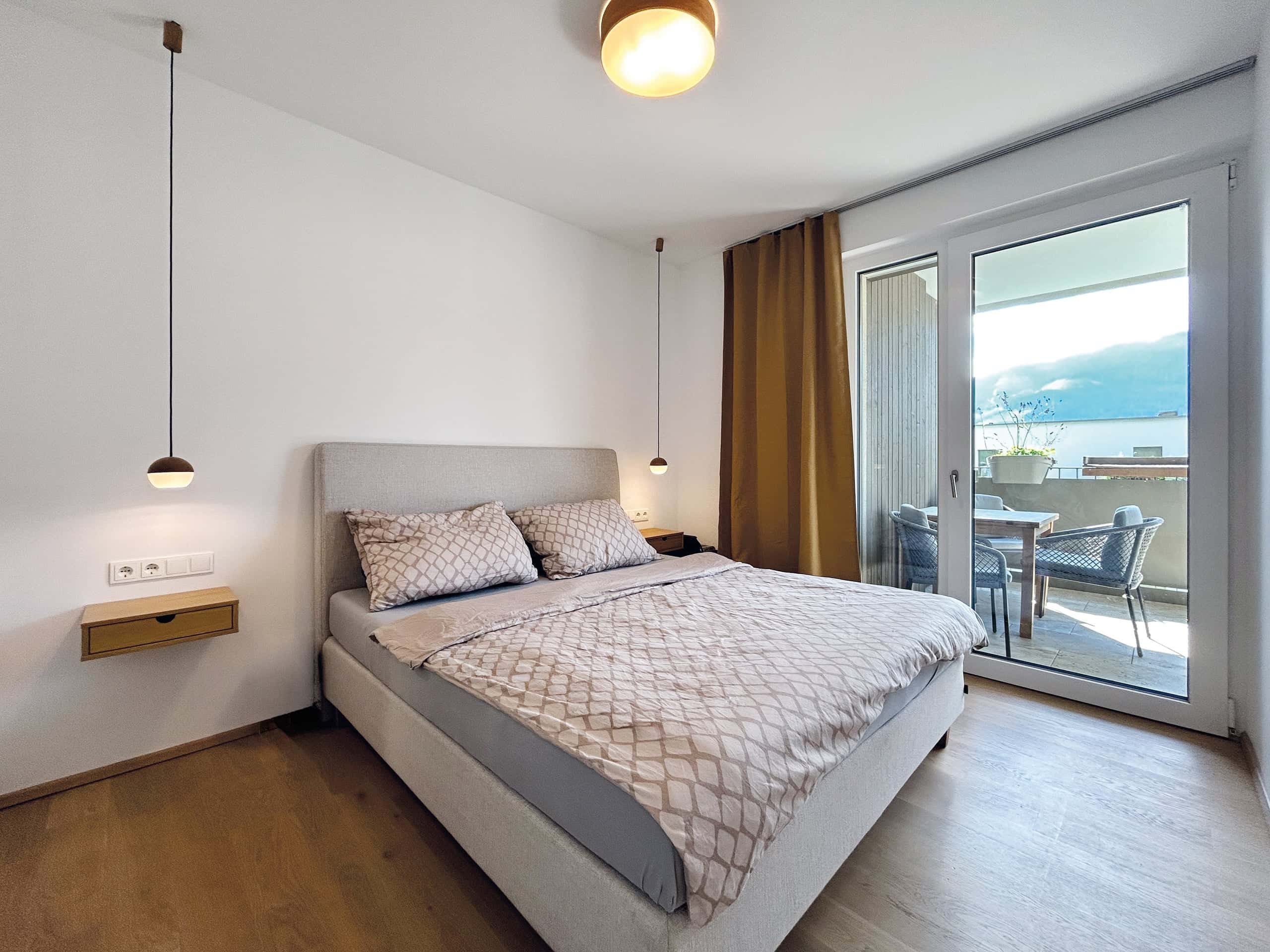 Etage kaufen in Zell am See — Schlafzimmer mit direkten Ausblick auf die Bergwelt