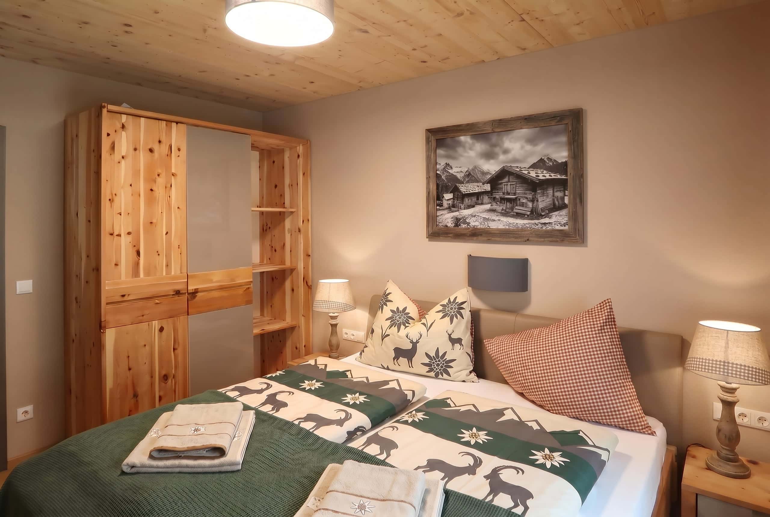Schafzimmer im alpinen Look mit eigenem Balkon