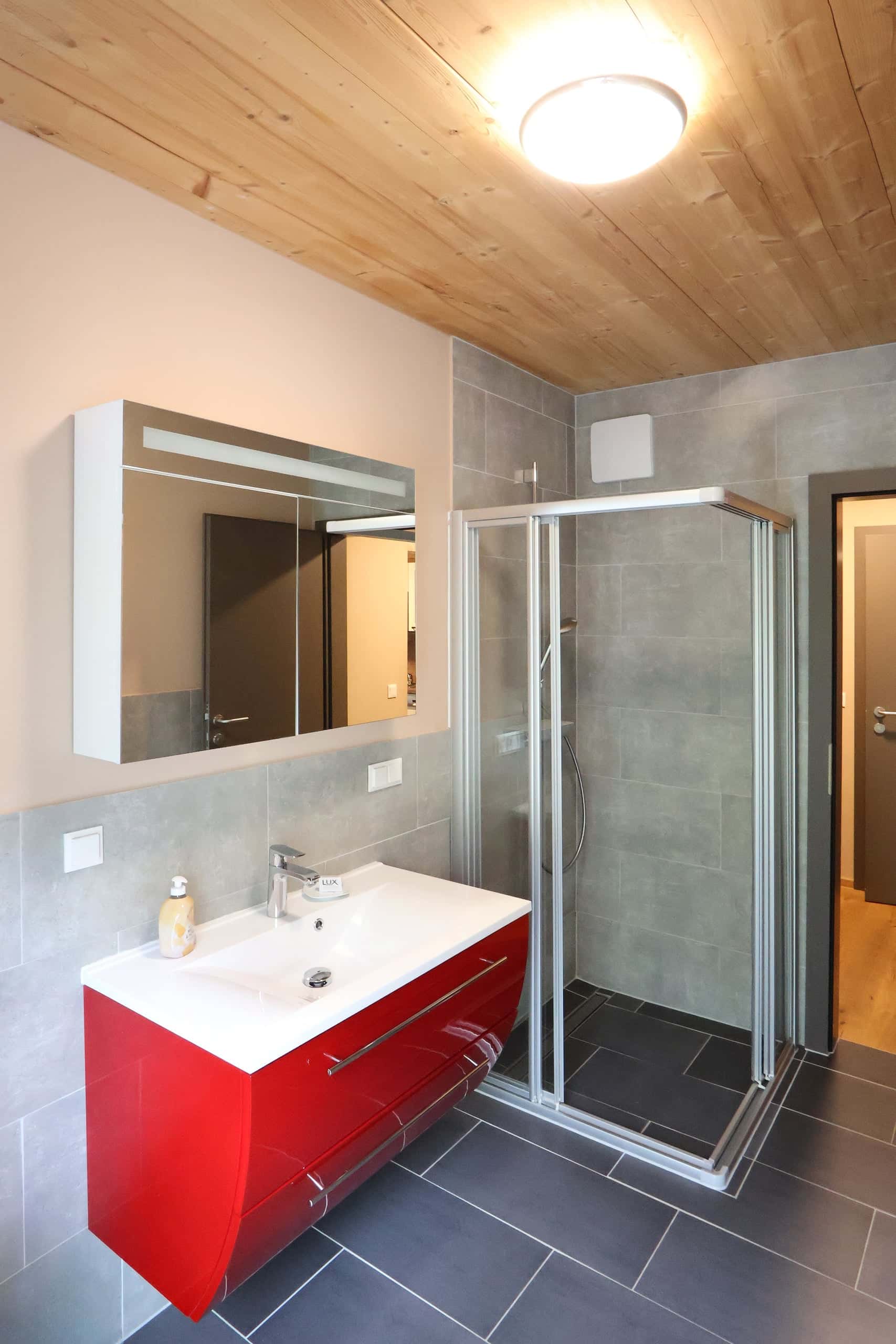 Badezimmer mit Dusche und Handtuchheizkörper