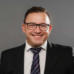 Porträt Alexander Bauer, ALPHAUS Immobilien