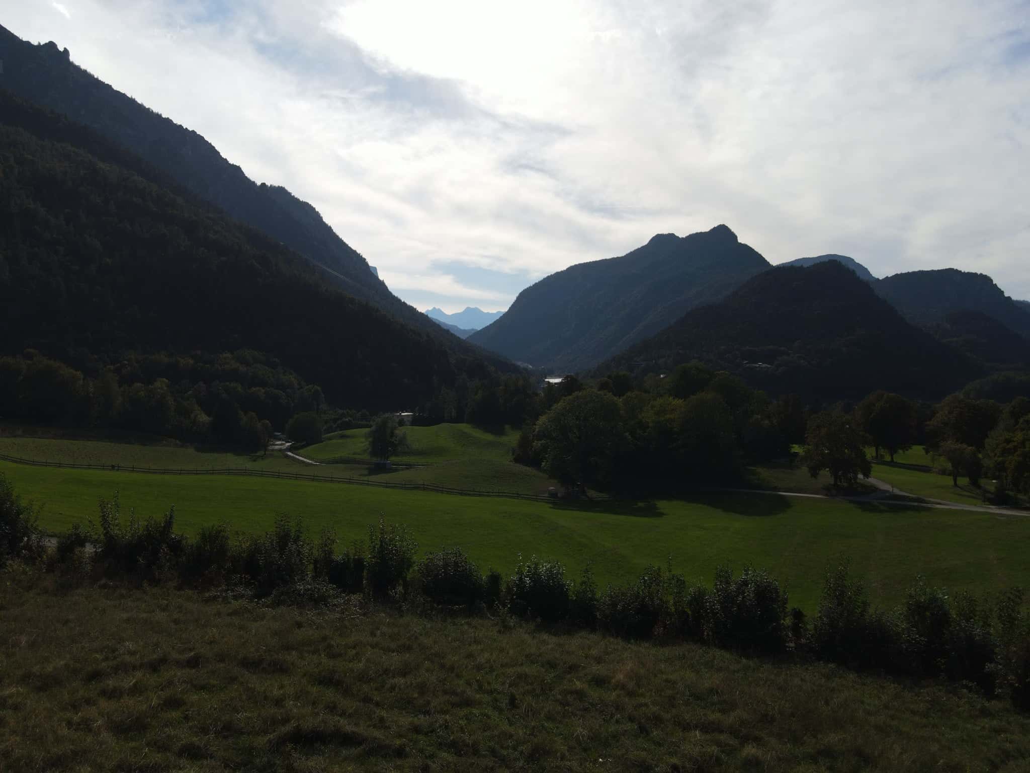 Wohnen kaufen in Bayerisch Gmain — Blick ins Tal bis zum Saalachsee (Drohnenaufnahme)