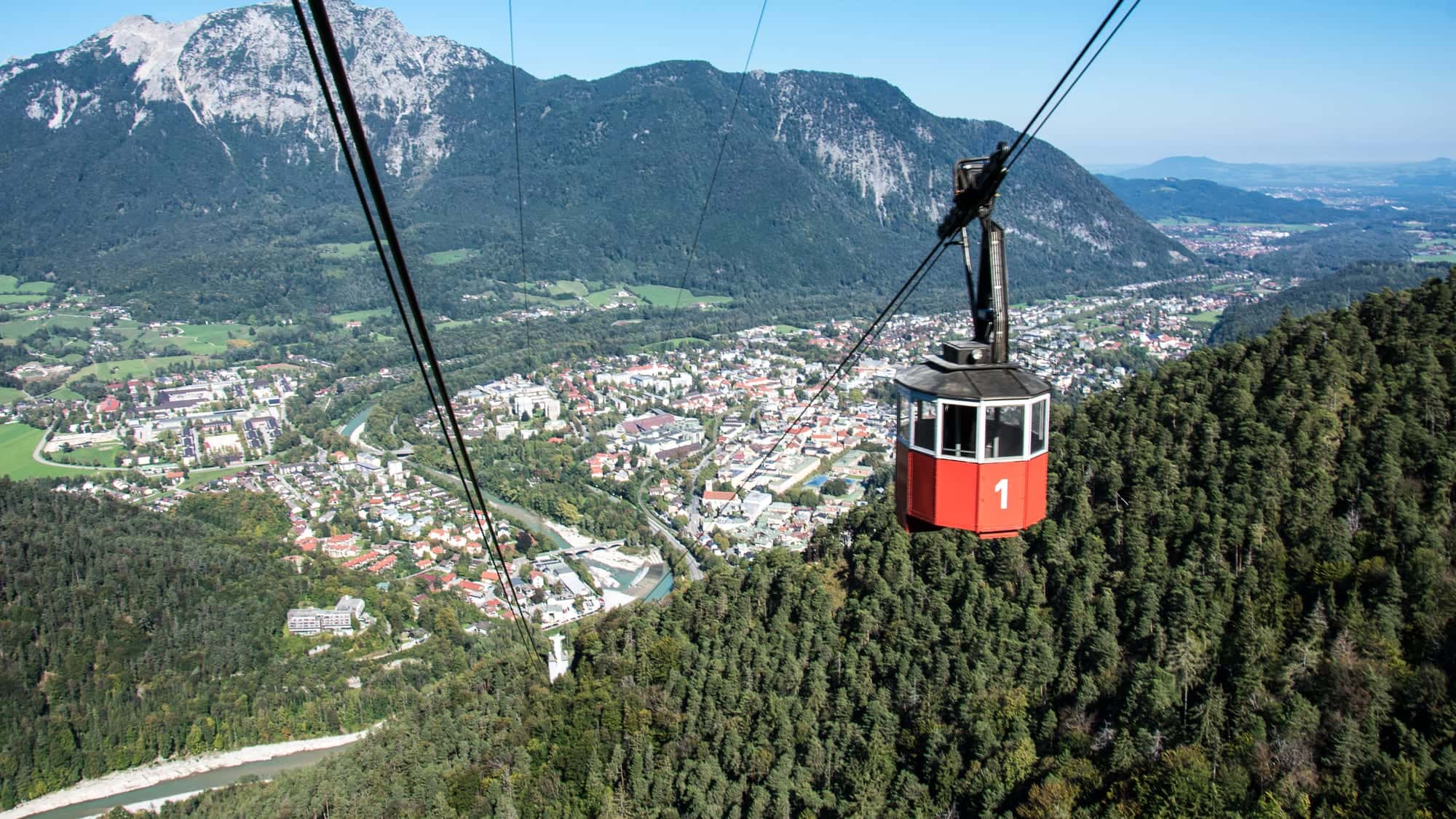 Bergfahrt mit der Predigtstuhlbahn über Bad Reichenhall — Blick über den Korridor zwischen München und Salzburg