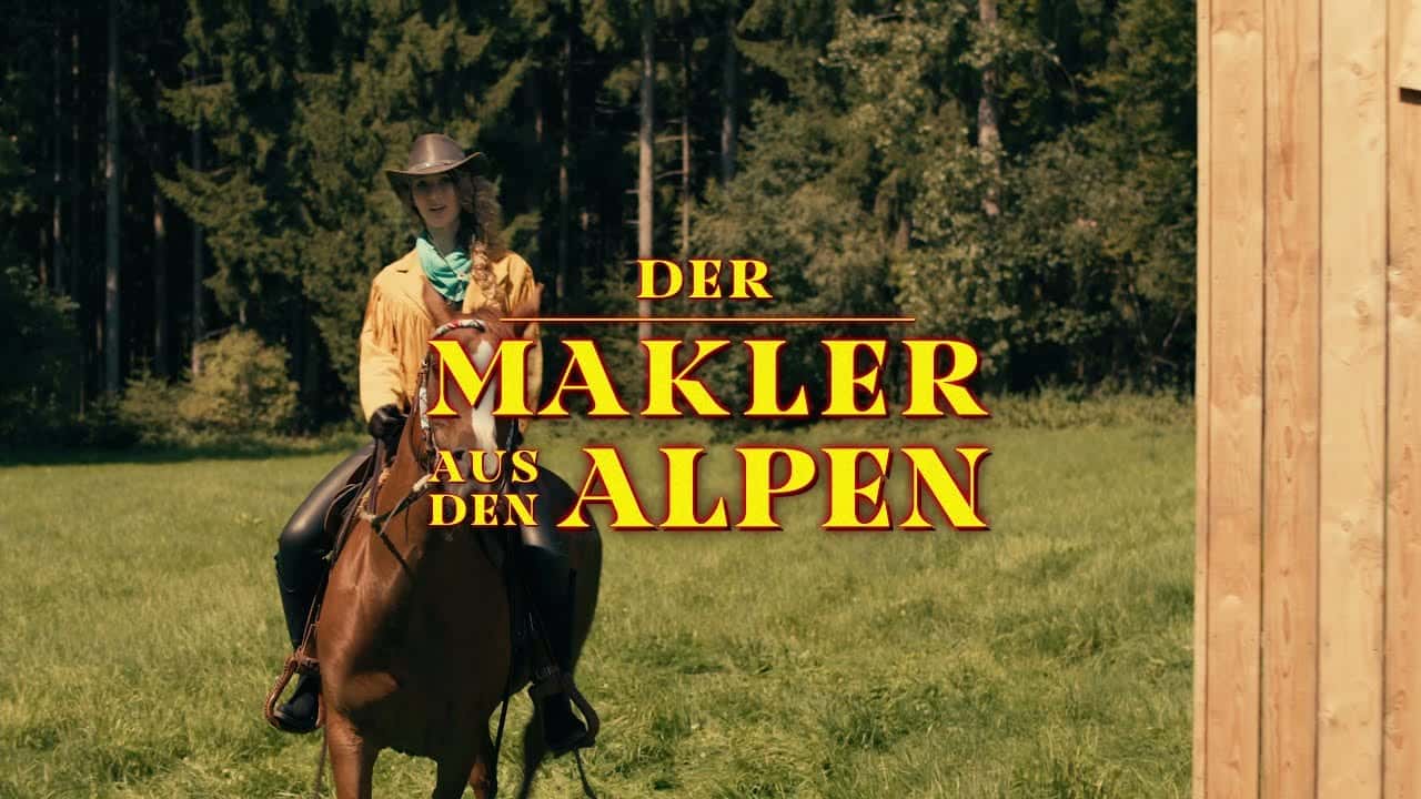 Standbild aus dem Imagefilm von ALPHAUS Immobilien: Reiterin auf einer Waldlichtung, dazu der Titel „Der Makler aus den Alpen“