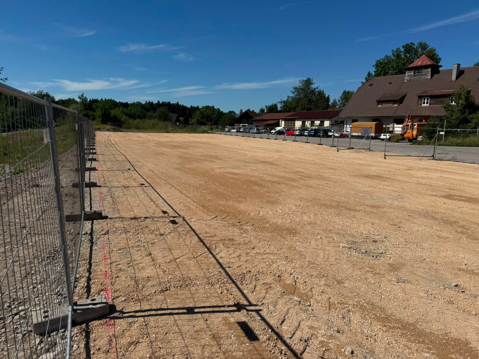 Blick über die Fläche entlang der Einzäunung