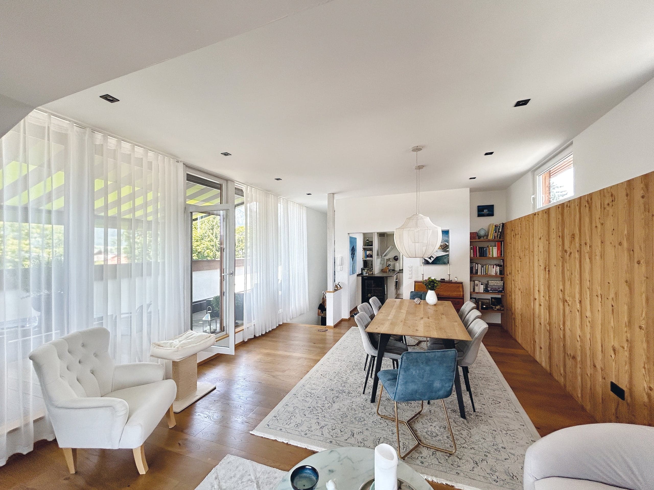 heller und großzügiger Wohnbereich mit Zugang zur Westterrasse und Südbalkon