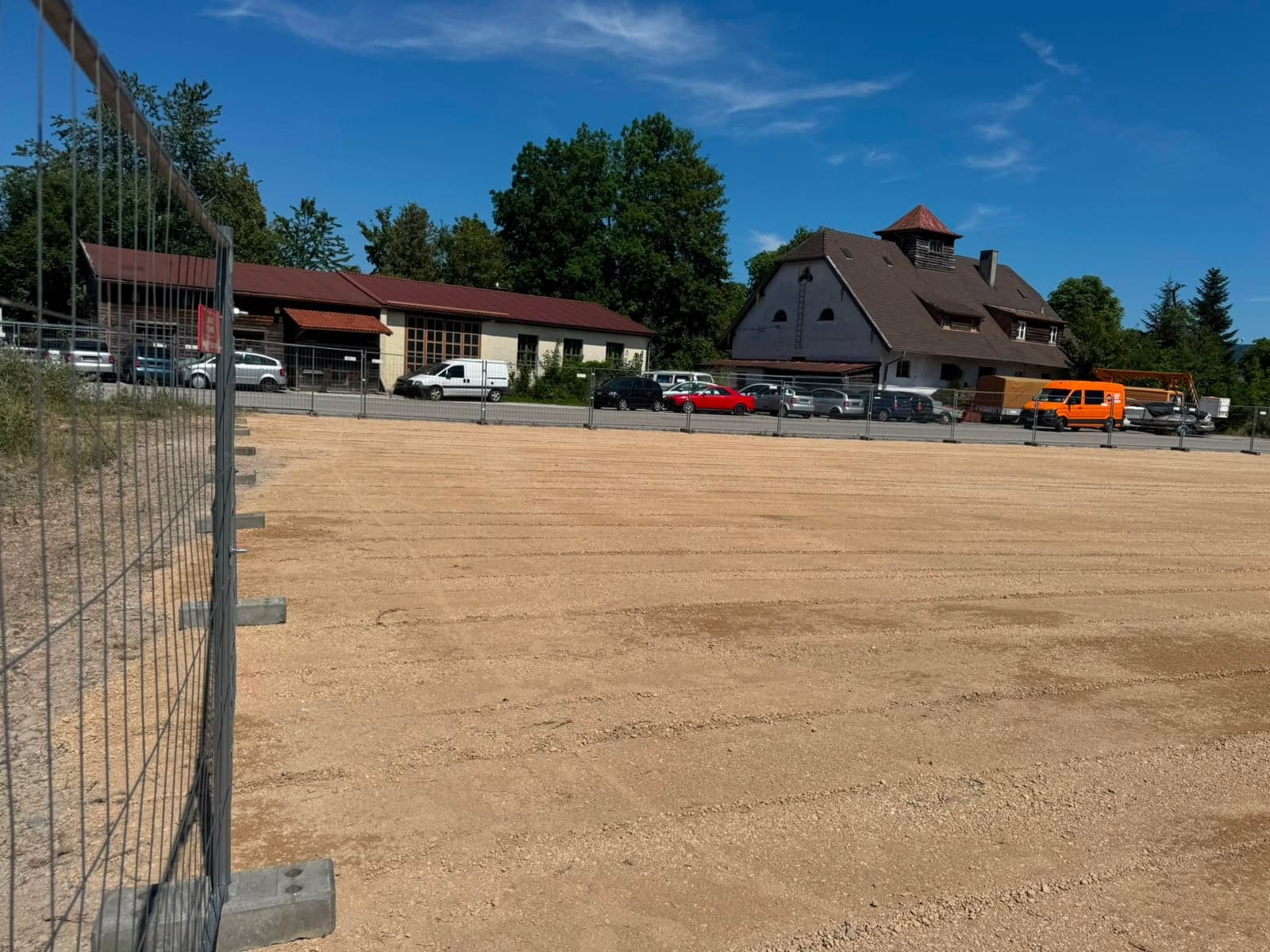 Planierte Grundstücksfläche mit Umgebungsbebauung
