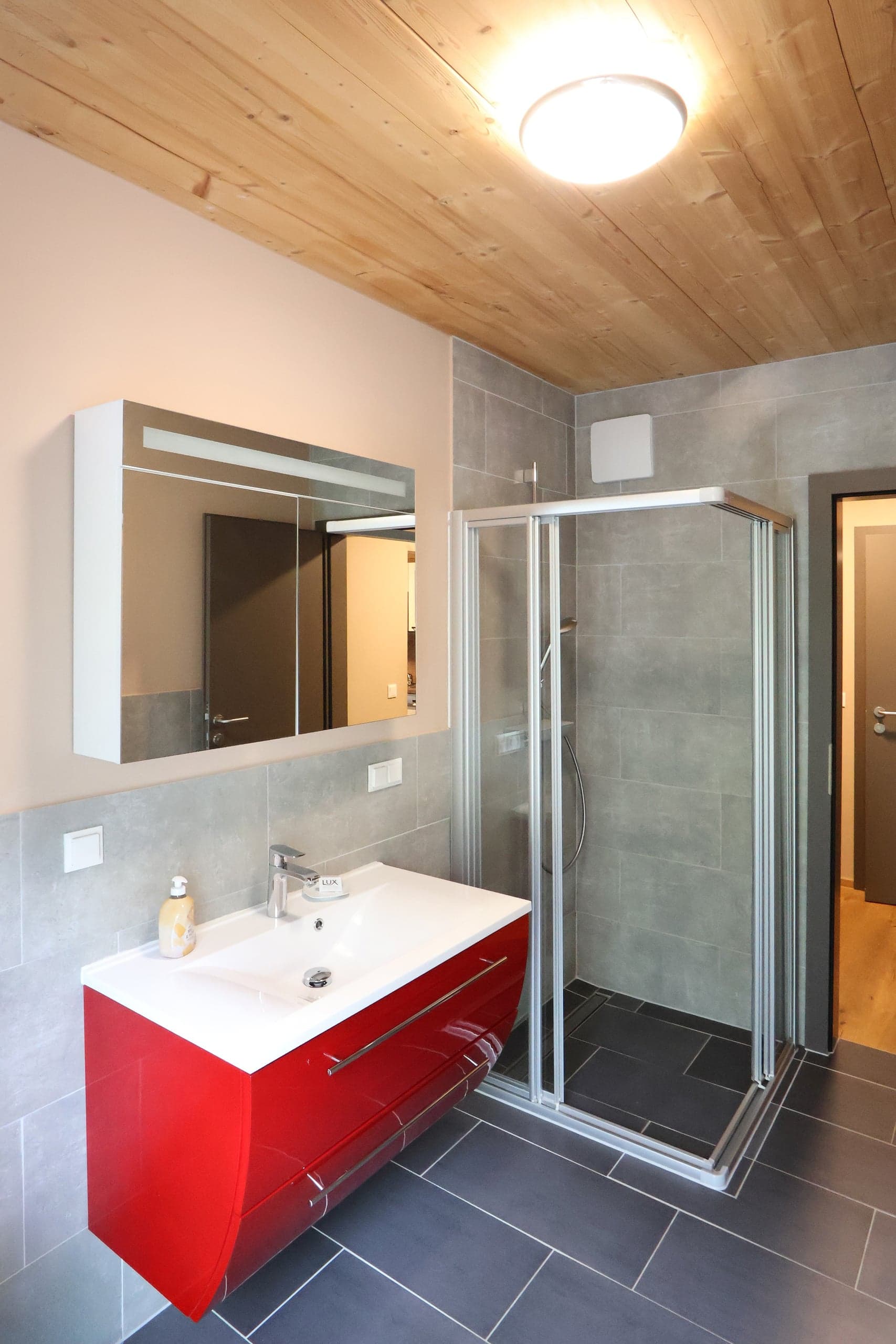 Badezimmer mit Dusche und Handtuchheizkörper