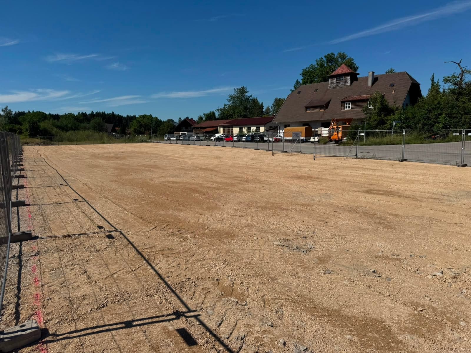 Grundstücksfläche mit Blick zur Straße
