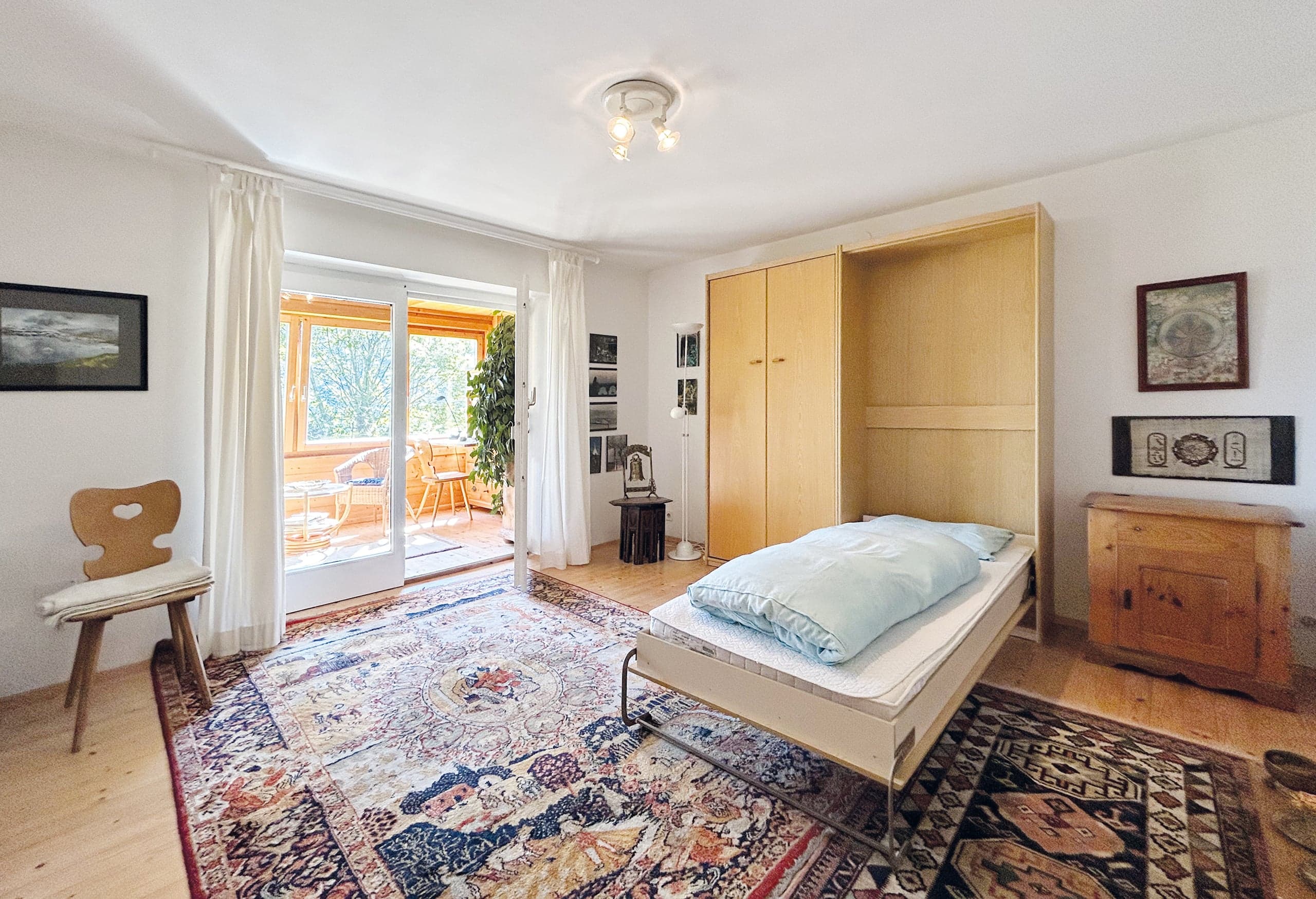 Gästerzimmer im Untergeschoß mit Zugang zur Loggia