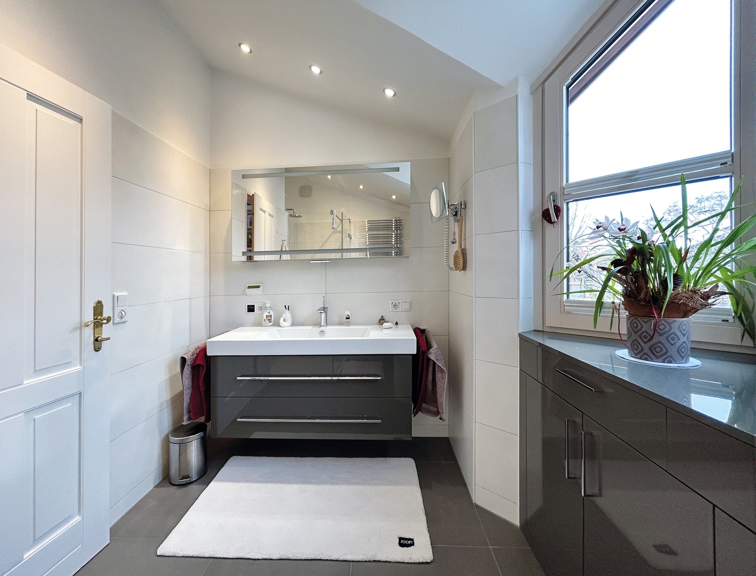 Badezimmer mit Dusche im OG
