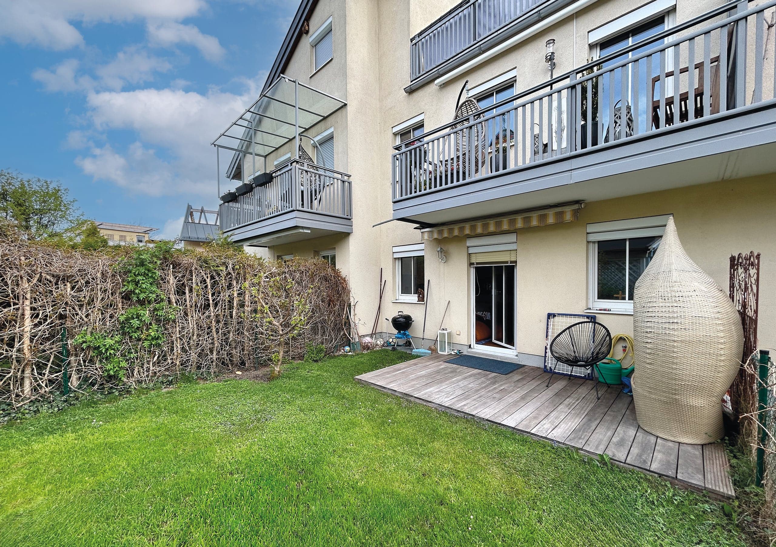 kleine Gartenoase mit Holzterrasse