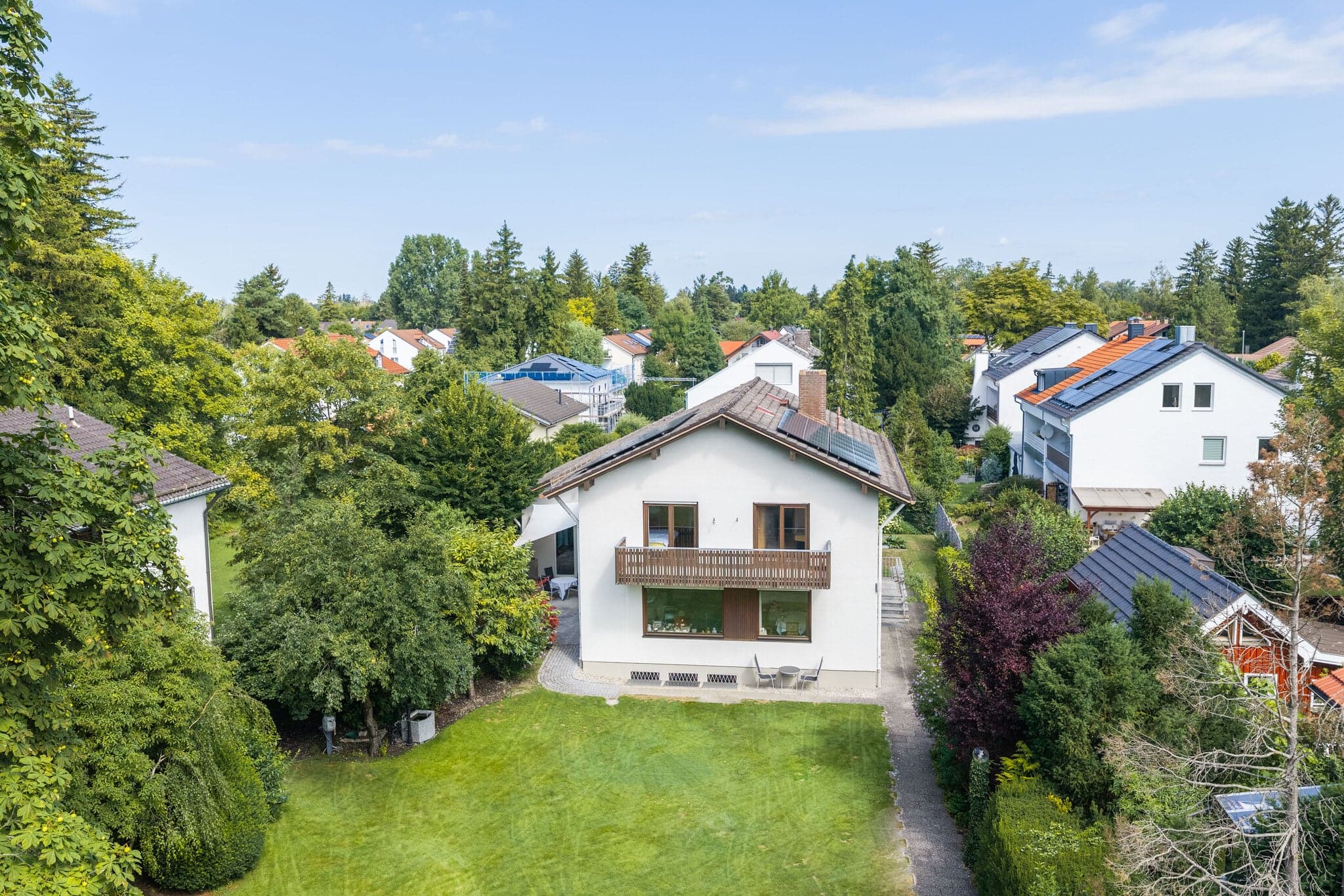 Luftaufnahme – Gartenseite mit Photovoltaikanlage