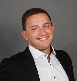 Porträt Alexander Bauer, ALPHAUS Immobilien