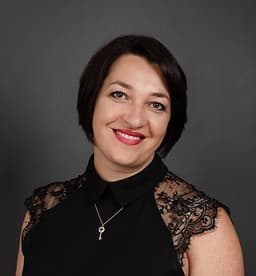 Porträt Elmira Haferstein, ALPHAUS Immobilien