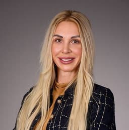 Porträt Natalie Kozinov, ALPHAUS Immobilien