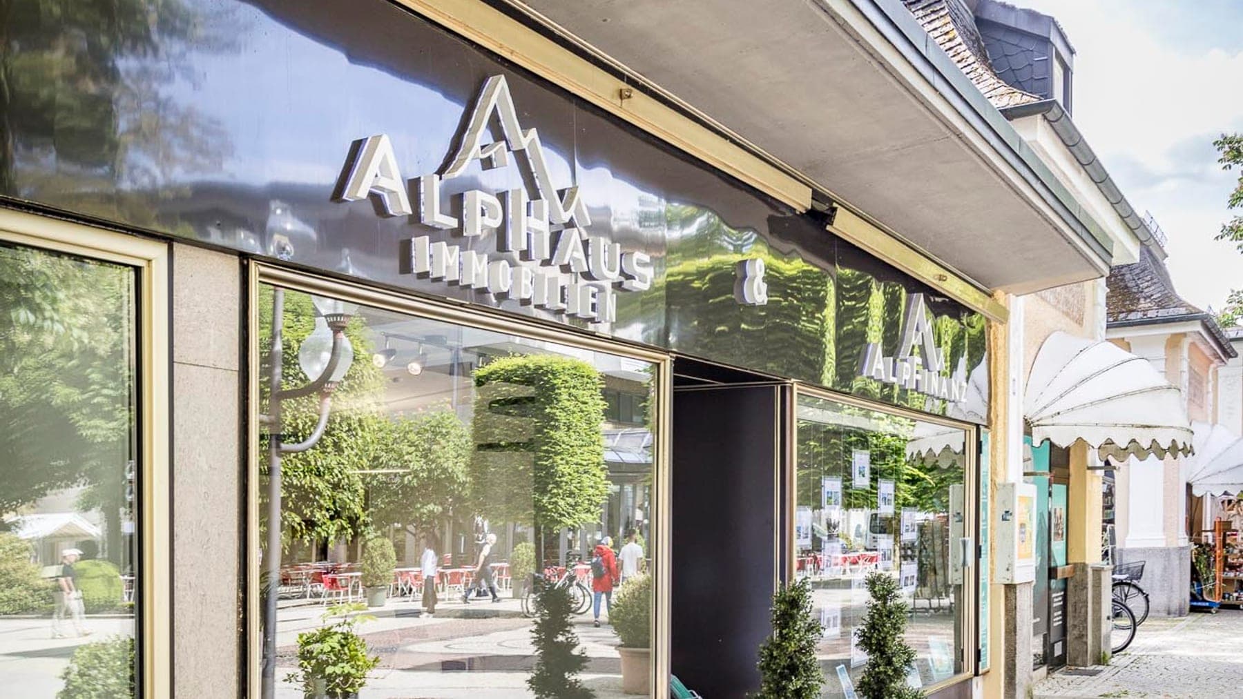 Büro von ALPHAUS Immobilien in Bad Reichenhall — Arbeitsplätze, an denen Verkäufe begleitet werden