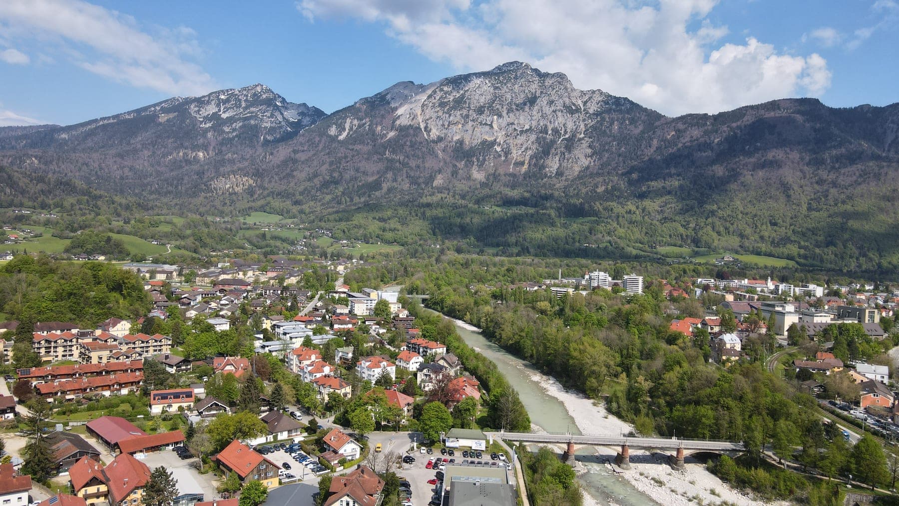 Luftaufnahme von Bad Reichenhall im Talkessel der Saalach, im Hintergrund der Hochstaufen