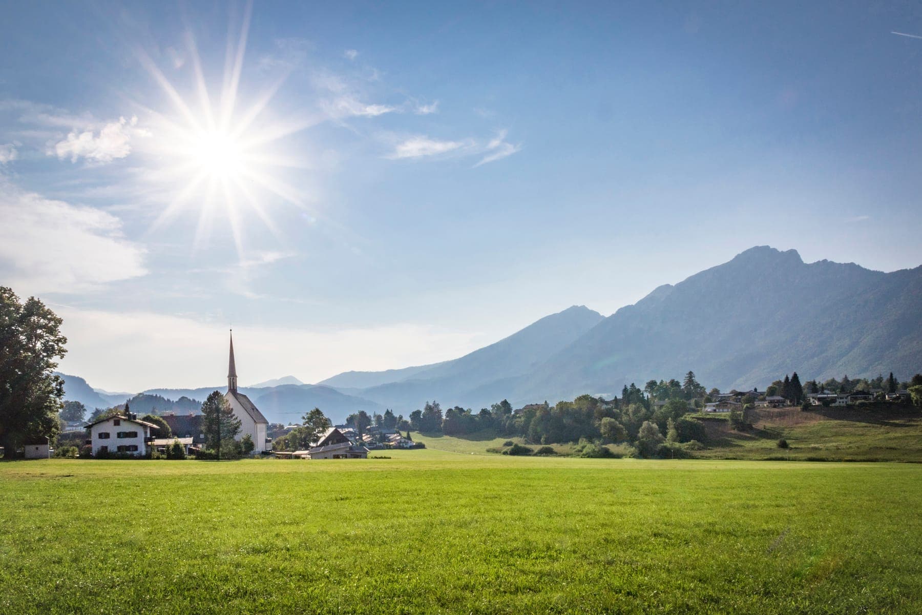 Blick auf Bayerisch Gmain vor der Kulisse des Lattengebirges