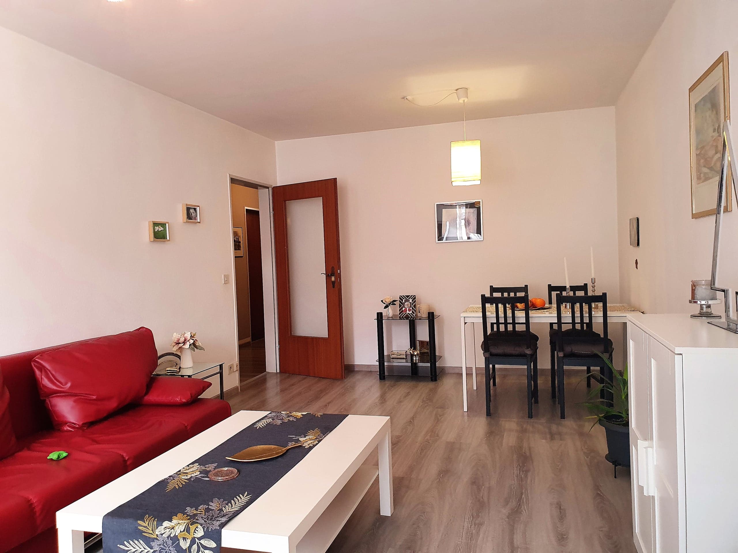 geräumiges Wohnzimmer