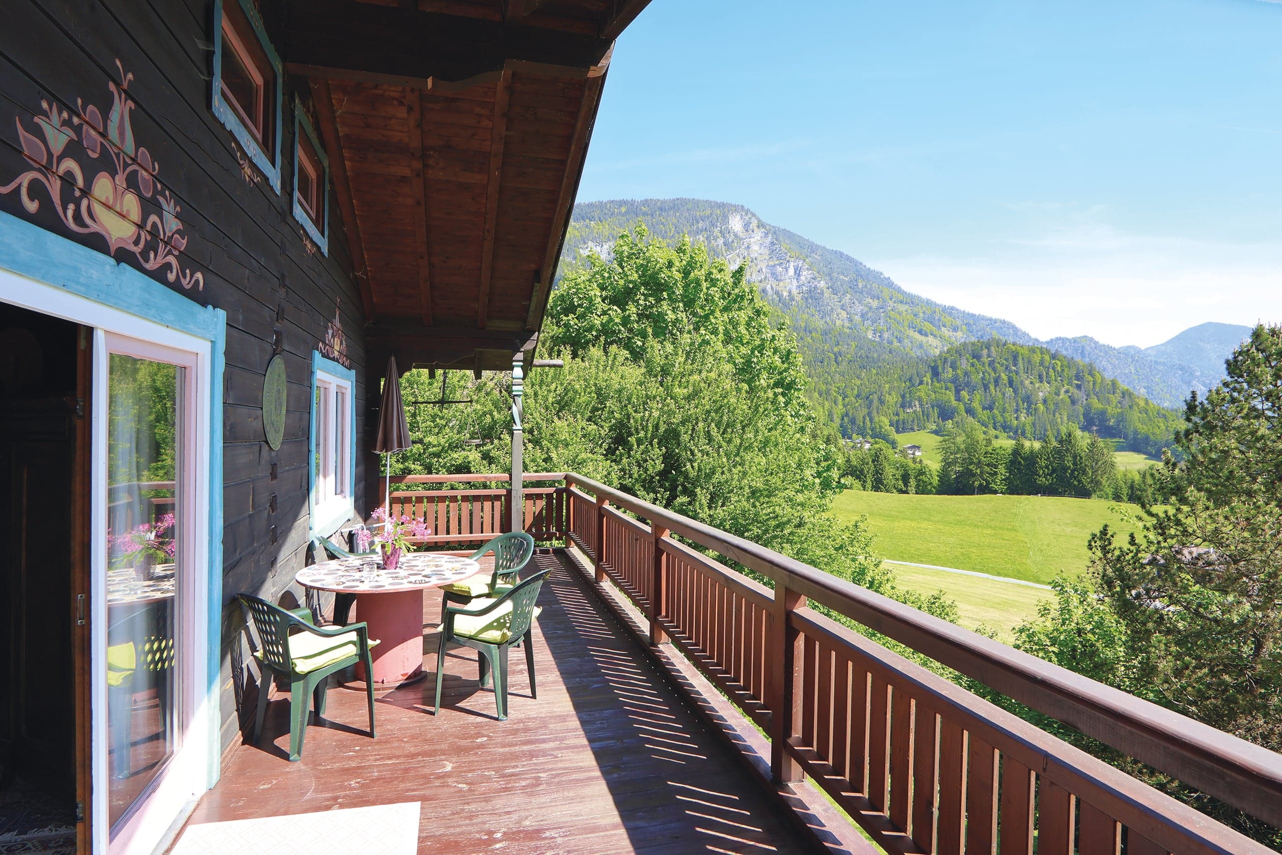 großer Balkon mit traumhafter Aussicht auf die umliegende Bergwelt