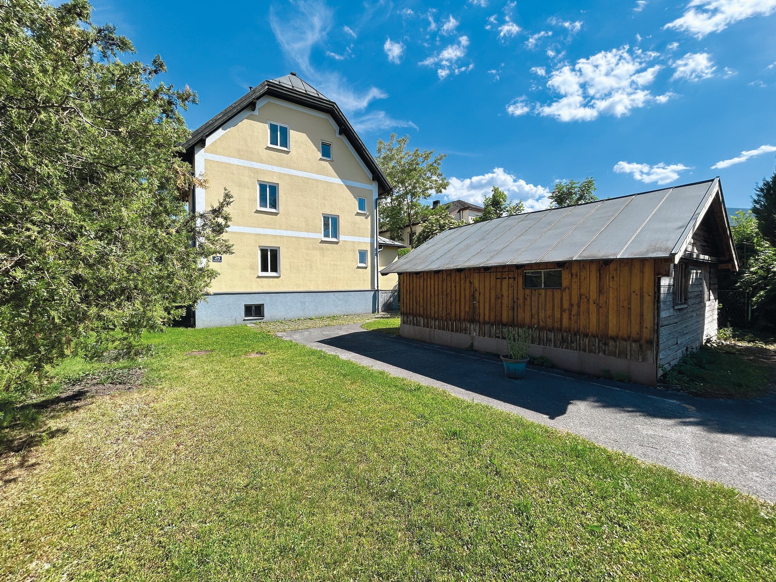 Objekt mit großem Garten, Parkplätzen und Schuppen