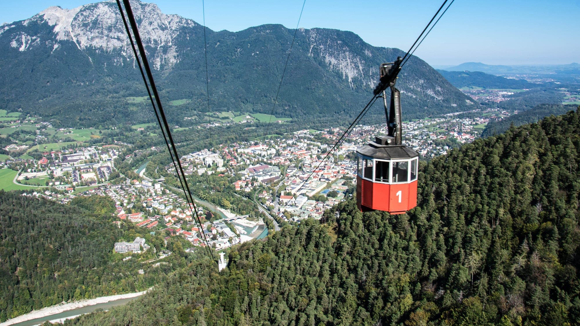 Bergfahrt mit der Predigtstuhlbahn über Bad Reichenhall — Blick über den Korridor zwischen München und Salzburg