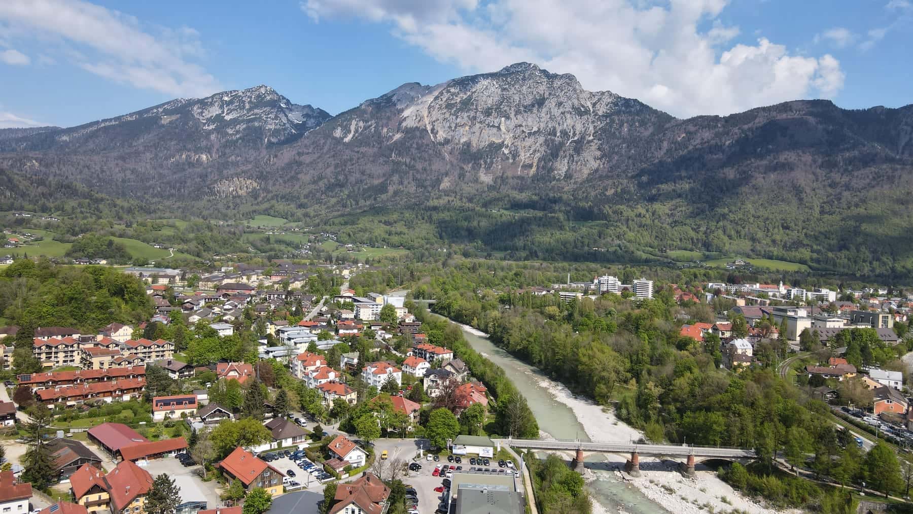 Luftaufnahme von Bad Reichenhall im Talkessel der Saalach, im Hintergrund der Hochstaufen