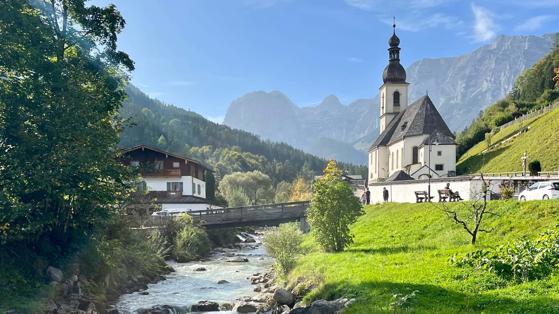 Die Pfarrkirche St. Sebastian in Ramsau an der Ache, dahinter die Reiter Alpe