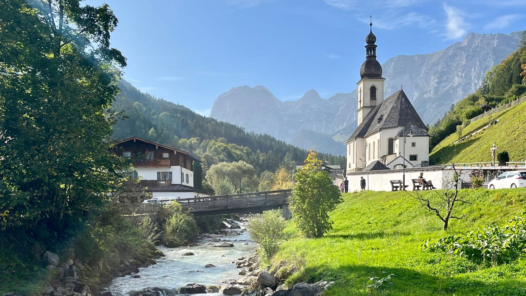 Die Pfarrkirche St. Sebastian in Ramsau an der Ache, dahinter die Reiter Alpe