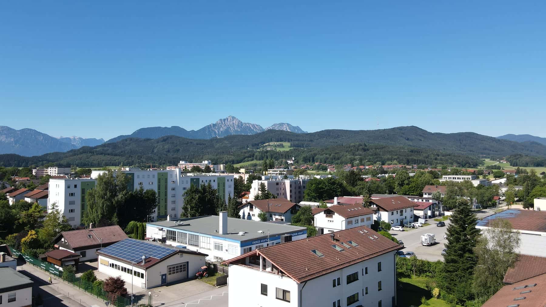 Wohn- und Gewerbebebauung in Ainring-Mitterfelden nahe Freilassing, dahinter der Untersberg