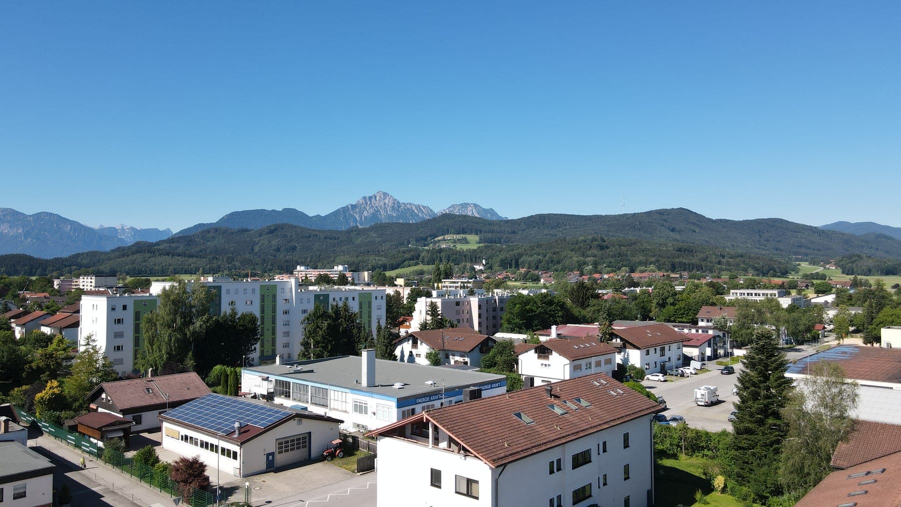 Wohn- und Gewerbebebauung in Ainring-Mitterfelden nahe Freilassing, dahinter der Untersberg