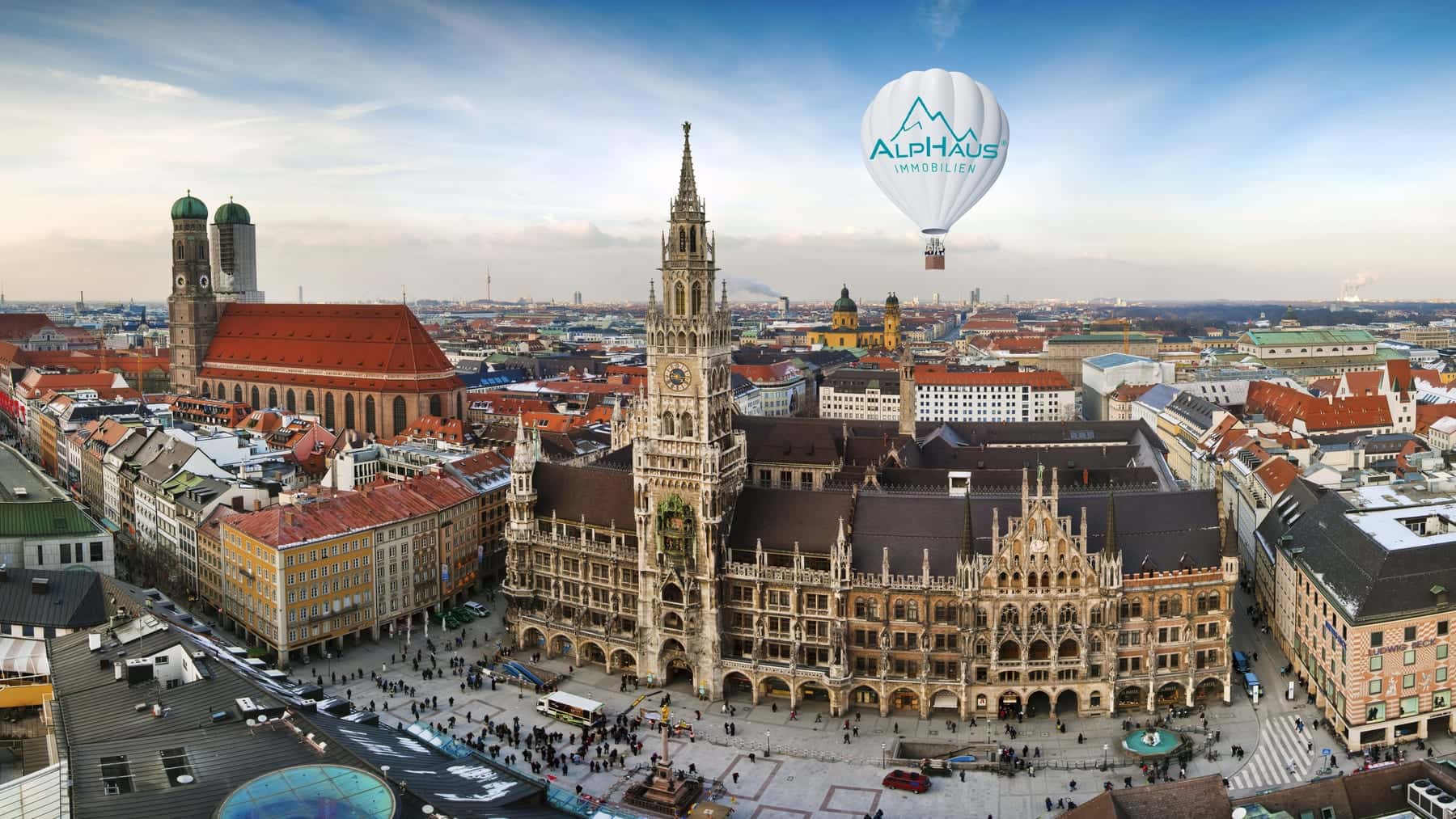 Marienplatz in München mit Neuem Rathaus und Frauenkirche