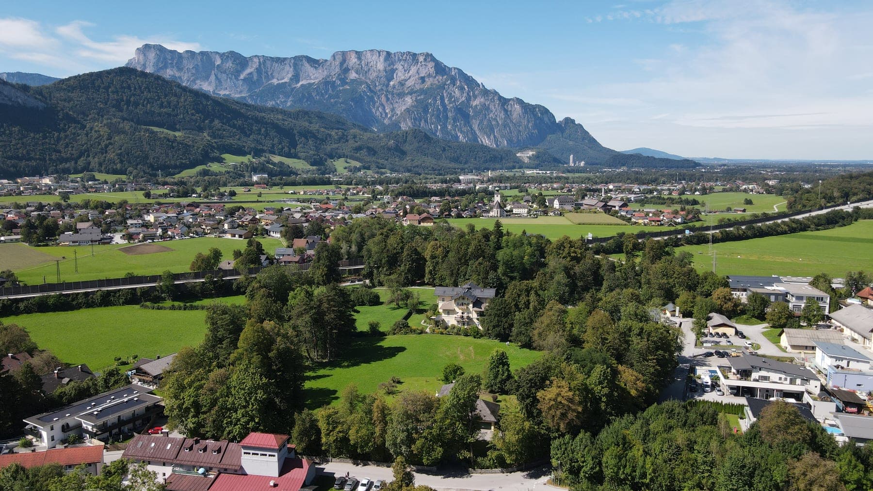 Blick über Hallein und den Salzburger Süden mit dem Tennengebirge im Hintergrund
