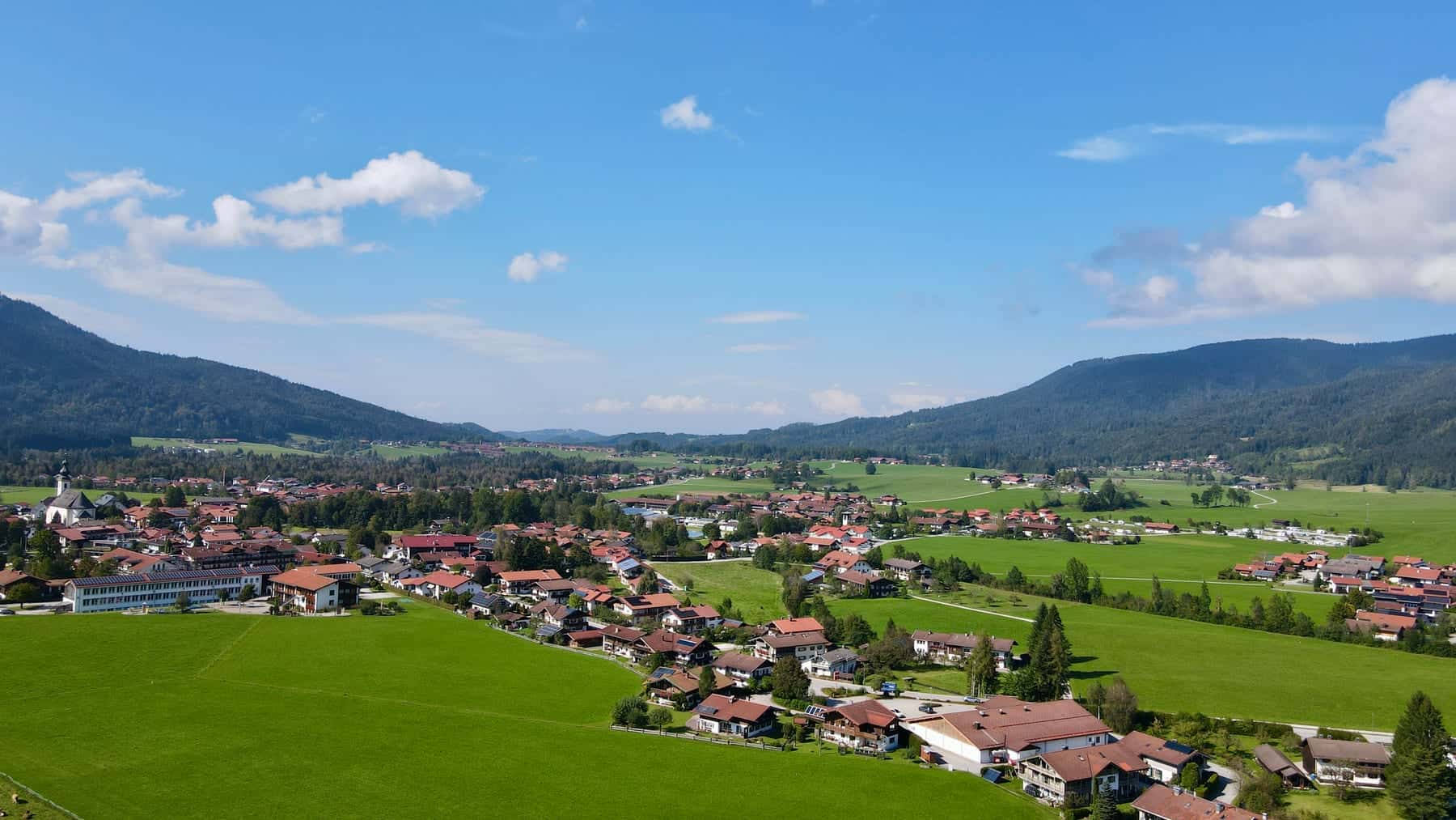 Inzell im Landkreis Traunstein, Blick über den Ort in Richtung Chiemgauer Alpen
