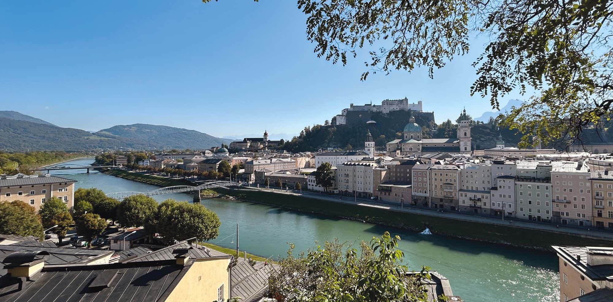 Blick vom Kapuzinerberg über die Salzach auf die Salzburger Altstadt mit Dom und Festung Hohensalzburg