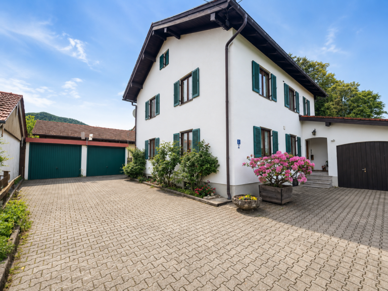 Au�enansicht Frasdorf Zweifamilienhaus Charmantes 2-Familienhaus in Frasdorf - Zwei Wohneinheiten und viel Entwicklungspotenzial