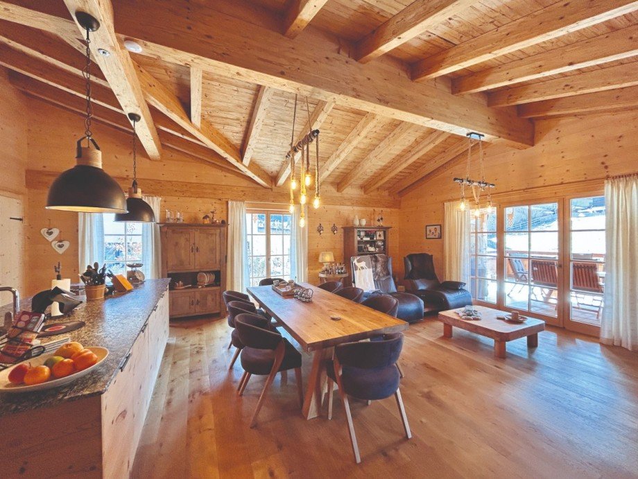 Wohn-/Essbereich mit offenen Sichtdachstuhl Einfamilienhaus Unken