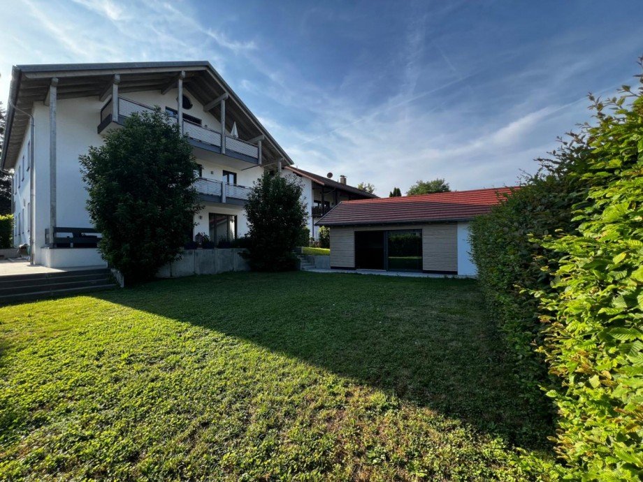 Hausansicht Garten und Anbau Mehrfamilienhaus Bad Birnbach