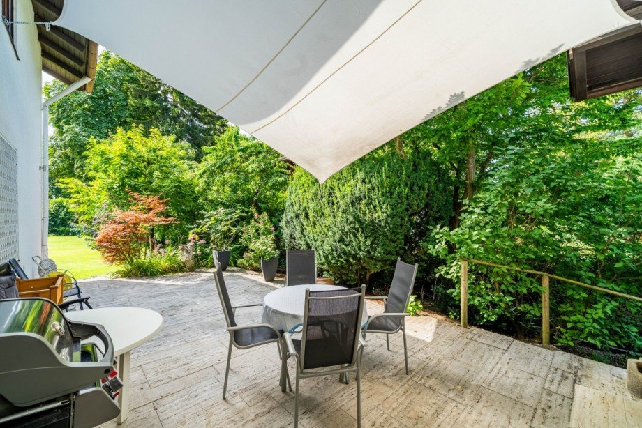 Terrasse mit Sonnensegel Einfamilienhaus Gr�benzell