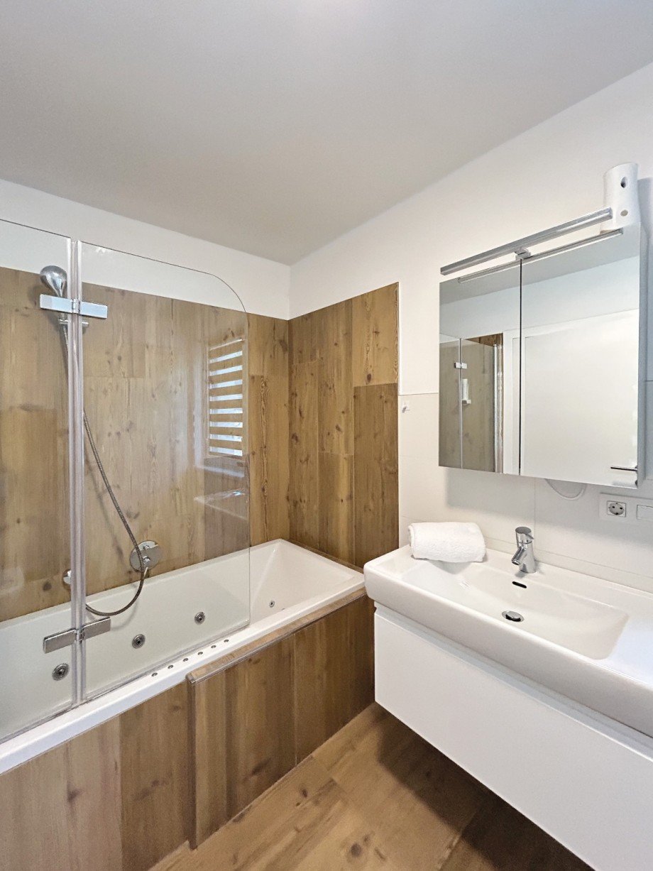 weiteres Badezimmer en Suite mit Wanne Terrassenwohnung Piesendorf