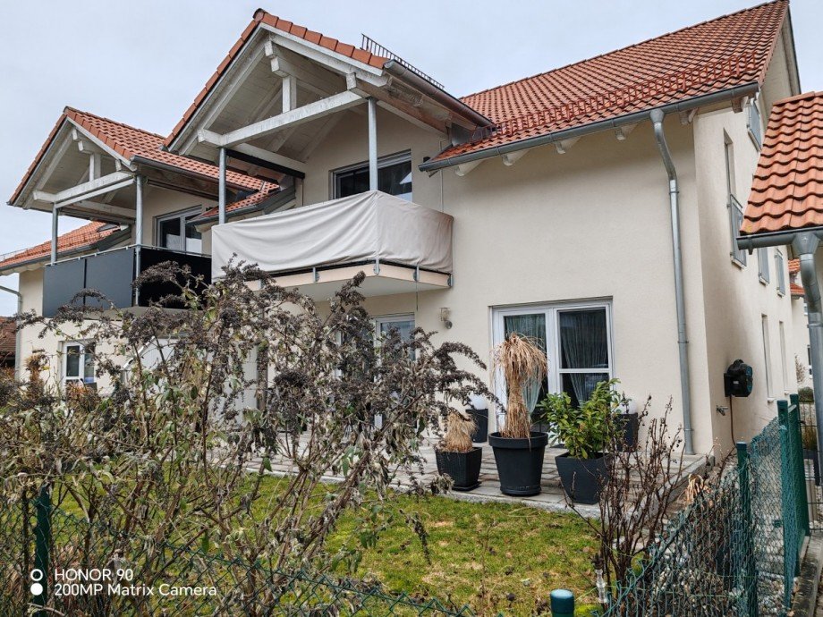 Hausansicht Terrassenseite Erdgeschosswohnung Burgkirchen
