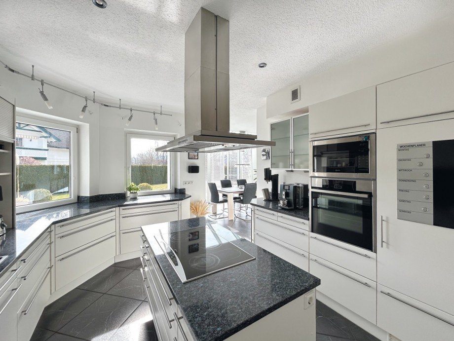 moderne und gro�e Ku welche keine W�nsche offen l�sst Einfamilienhaus Mondsee