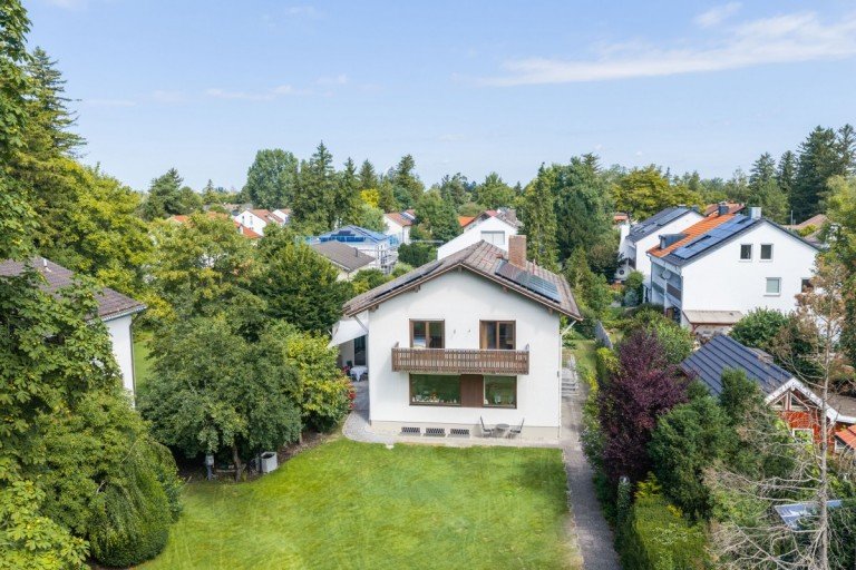 Luftaufnahme - Gartenseite mit Photovoltaikanlage Gr�benzell Einfamilienhaus Viel Raum f�r Ihre Pl�ne: Ein-/Zweifamilienhaus mit gro�em Grundst�ck in Top-Lage von Gr�benzell