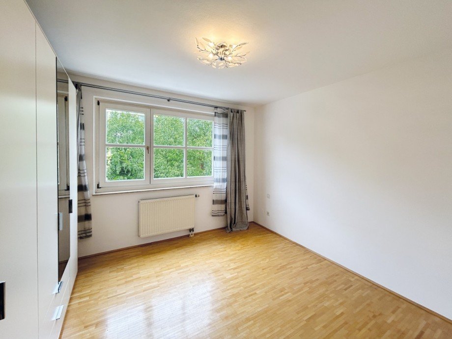 ruhiges Schlafzimmer mit gro�en Schrank und viel Platz Wohnung Salzburg