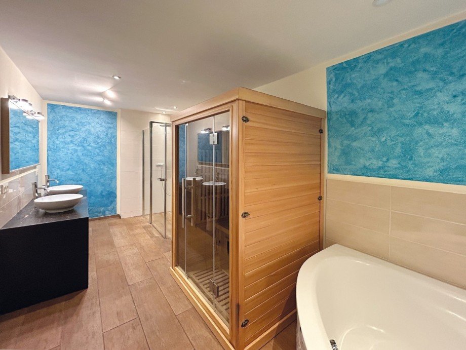 Badezimmer mit Eckbadewanne, Dusche und Sauna Einfamilienhaus Golling an der Salzach